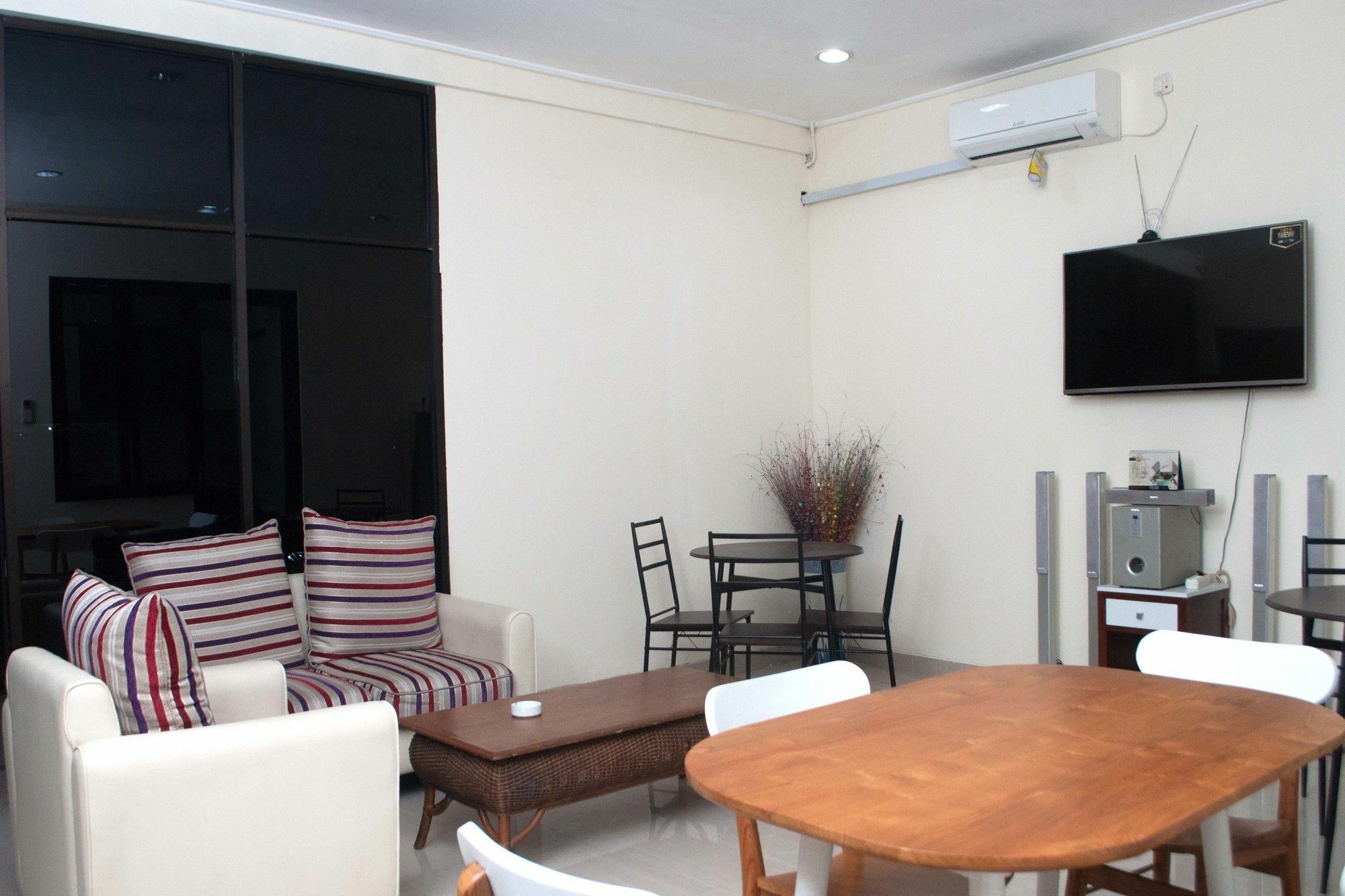 Reddoorz @ Mayjen Sungkono Surabaya Exterior foto