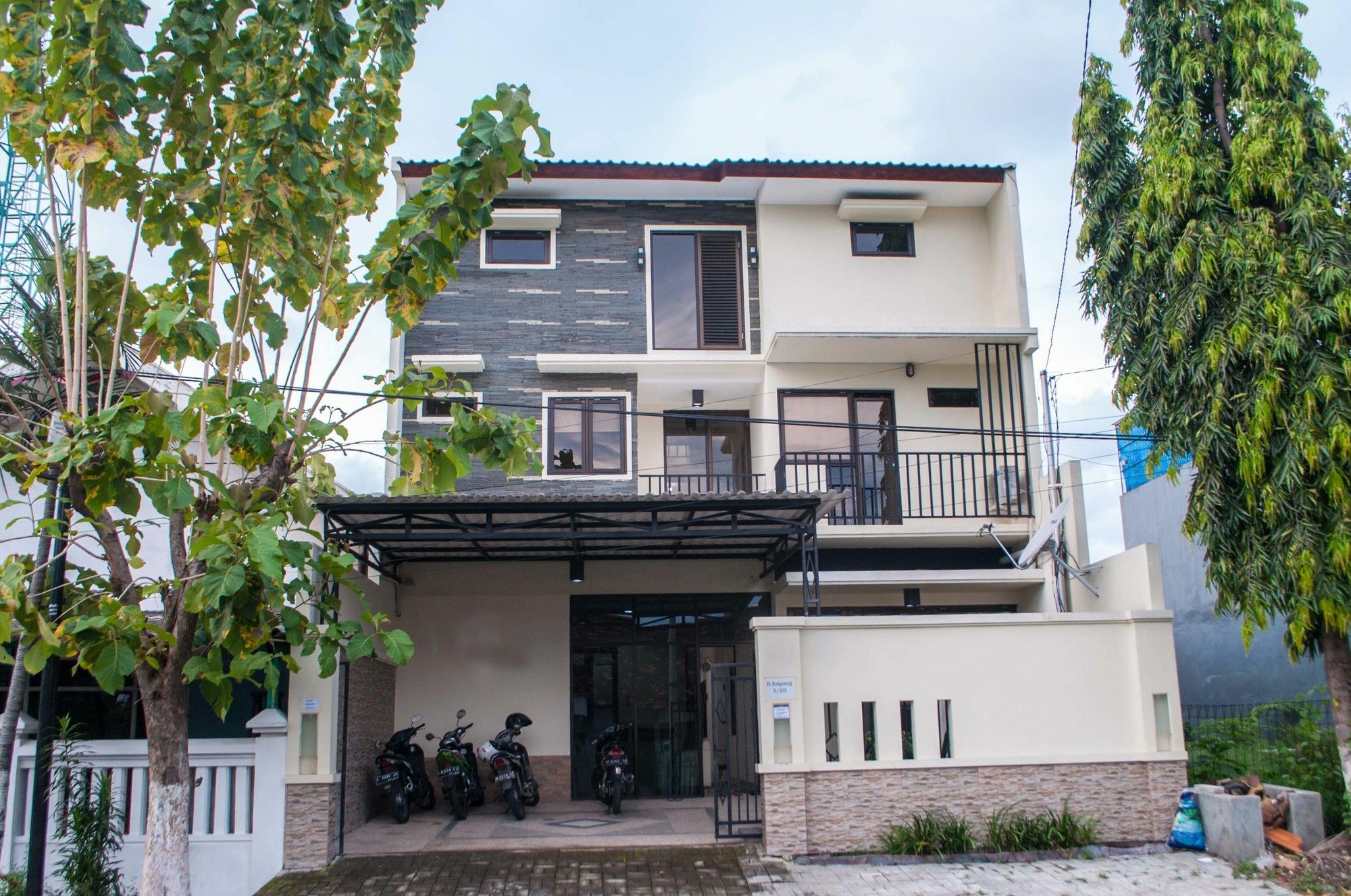 Reddoorz @ Mayjen Sungkono Surabaya Exterior foto