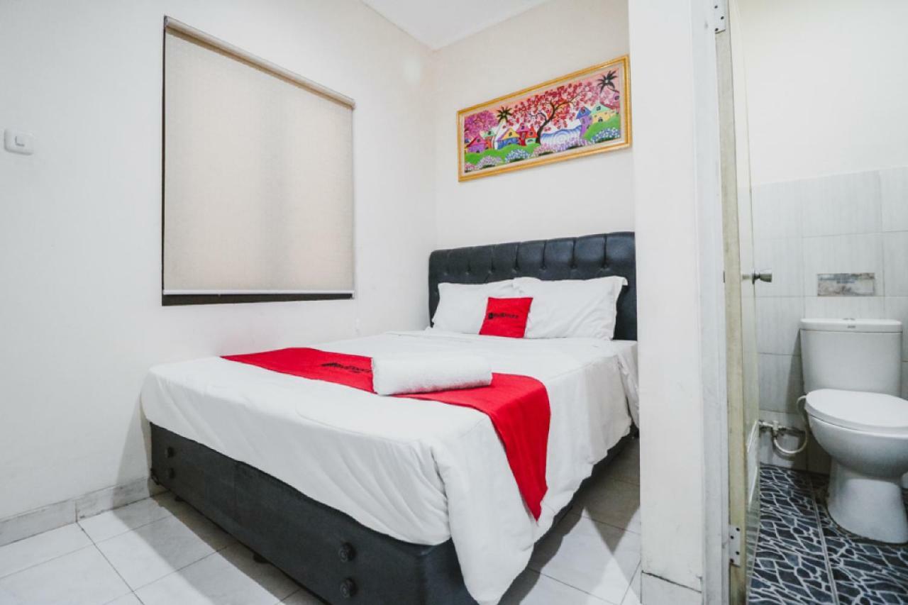 Reddoorz @ Mayjen Sungkono Surabaya Exterior foto