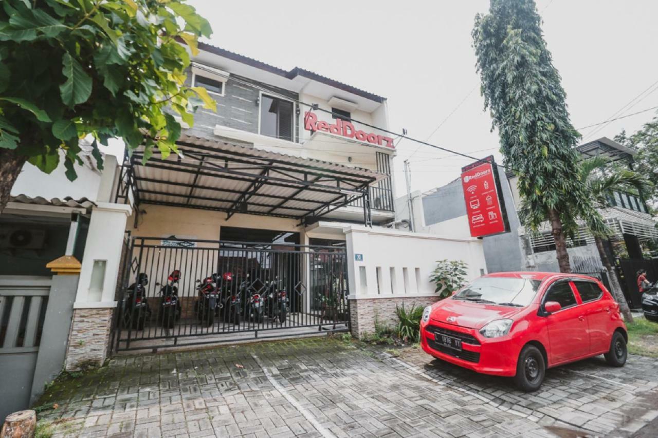 Reddoorz @ Mayjen Sungkono Surabaya Exterior foto